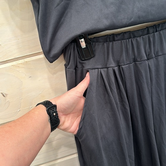 Grey 2 piece set Size Large but I’d say fit like a medium. Top is cropped. - Picture 3 of 5